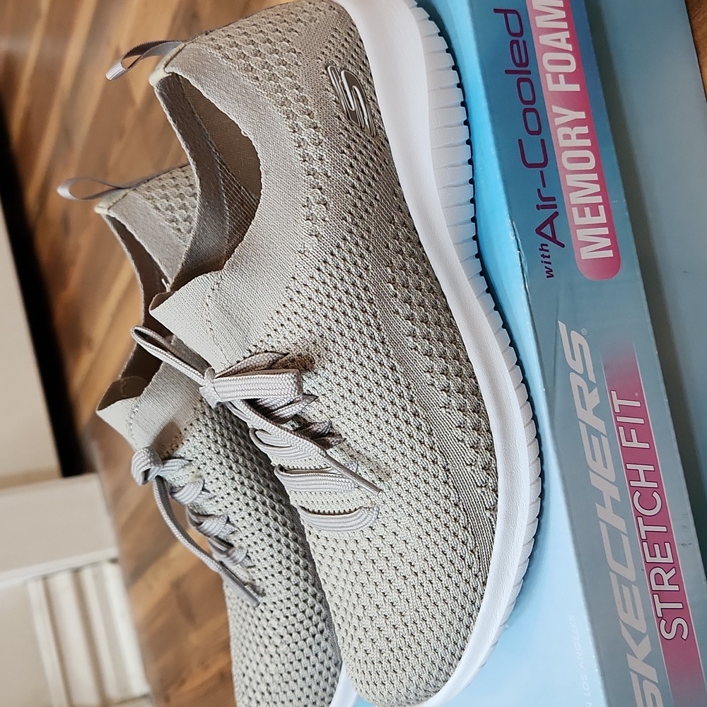 SKECHERS: Size 7 - Picture 3 of 8